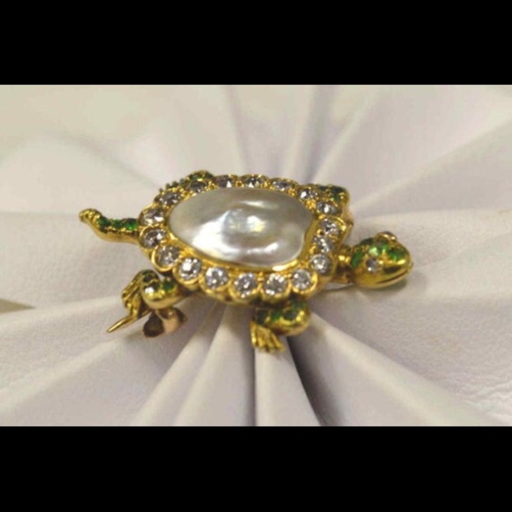 Ladies 14kt yellow gold signed turtle brooch